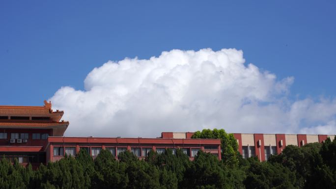 晴空下的校园建筑