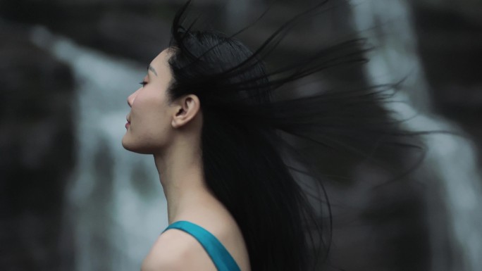 吹风 山水之间 发丝飞扬 女性唯美意境