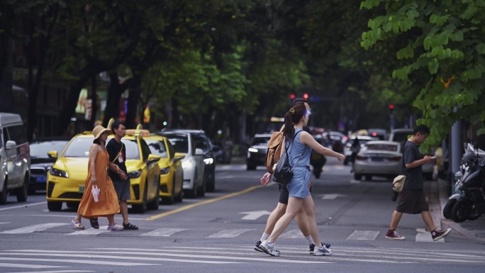 4K广州老城区交通路口 街头行人过马路