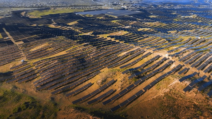 壮观的太阳能发电场鸟瞰