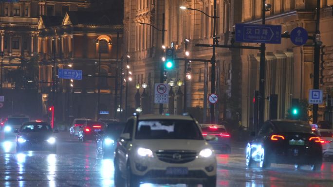 雨夜外滩车水马龙