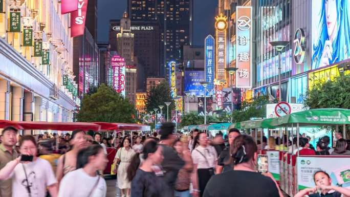 南京路步行街夜景人潮涌动