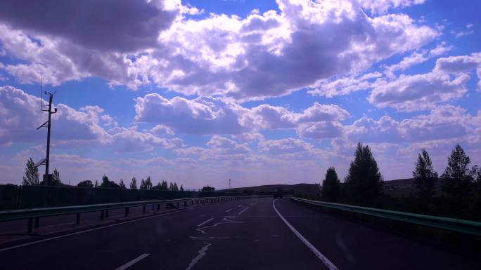 风车下的公路旅行 蓝天白云大风车