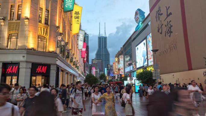 南京路步行街夜景人潮涌动