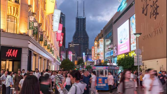 南京路步行街夜景人潮涌动