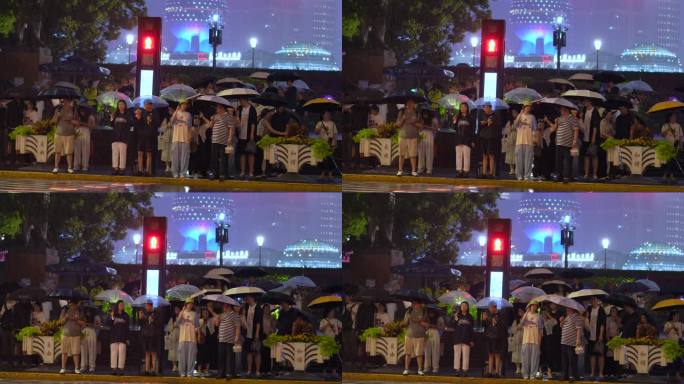 雨夜外滩人潮涌动