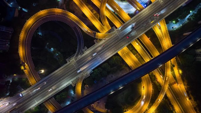 俯视无人机延时摄影，展示智能城市高速公路立交桥的现代基础设施和数据驱动的出行方式。
