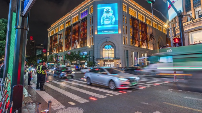 南京路步行街夜景人潮涌动