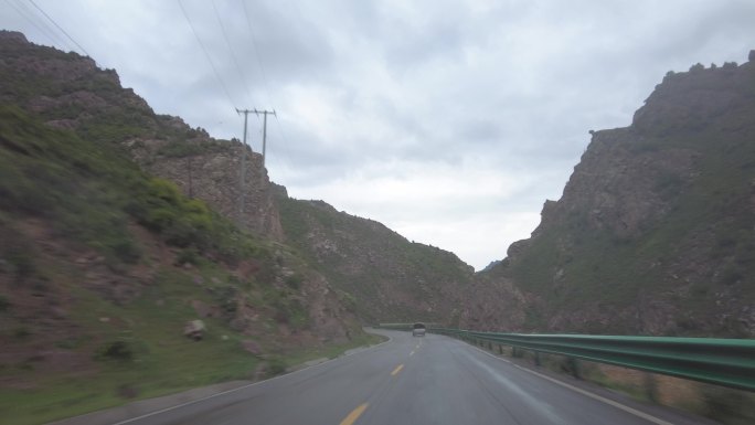 山路行驶车辆风景