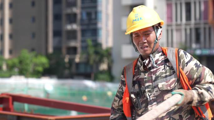 城市建设者挥洒汗水高温持续