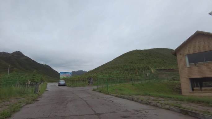 乡村公路与山景