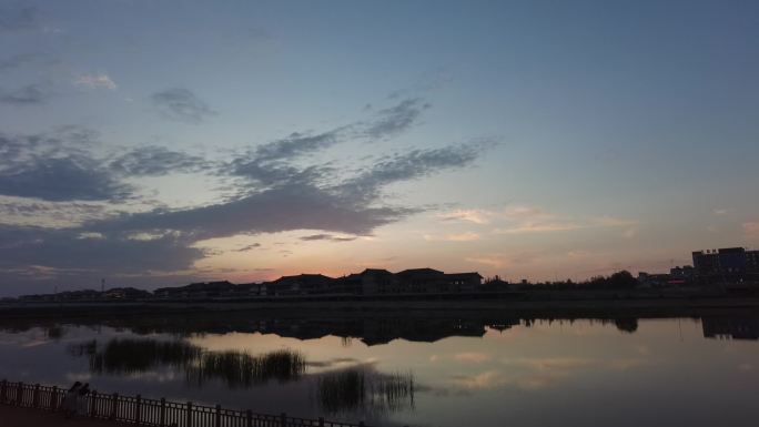 静谧湖面晚霞倒影