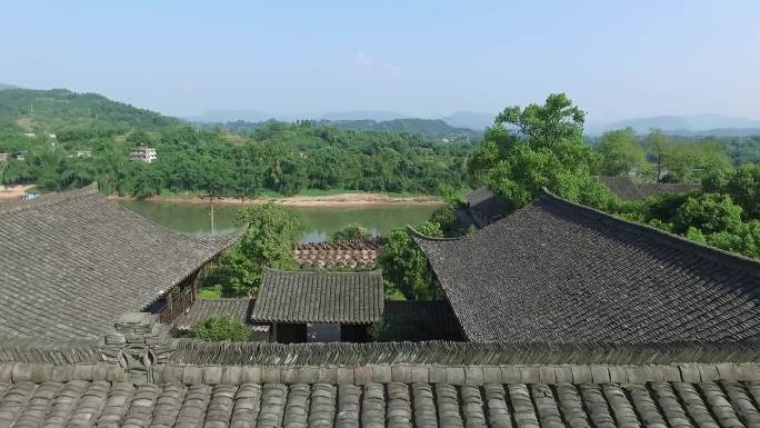 山水环绕的古朴建筑
