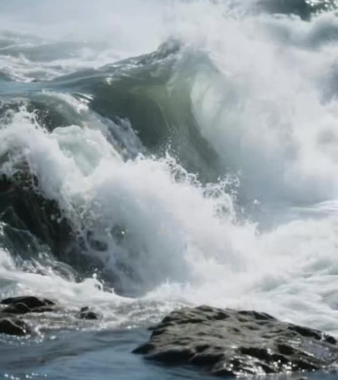 水坝泄洪壮观景象