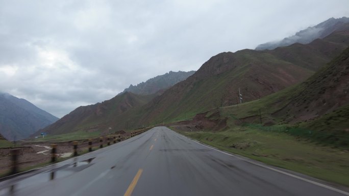雨后山路行车