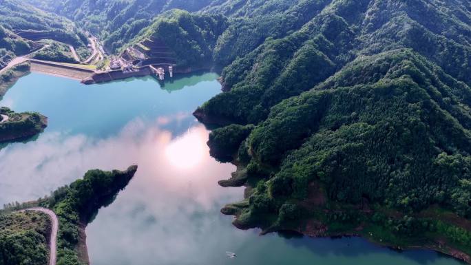 碧水青山——川西蓝眼泪什邡冰川湖