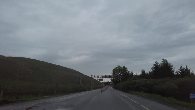 阴天公路行驶景观