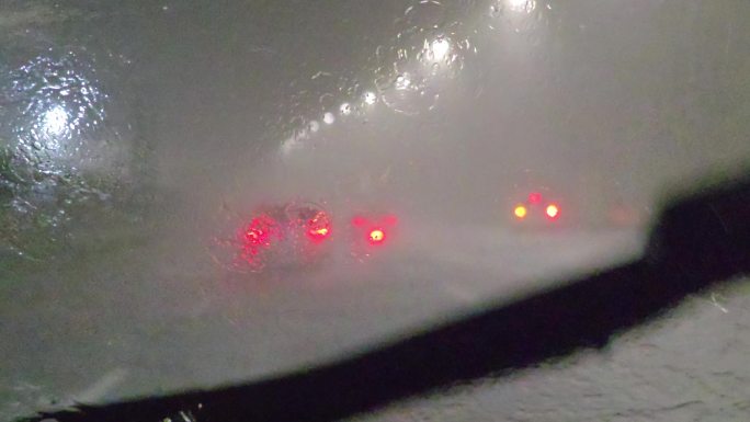 夜间暴雨中驾驶
