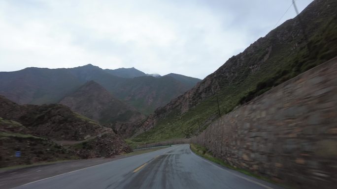 山路蜿蜒行驶