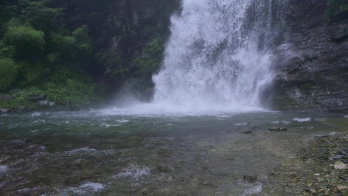 急流瀑布 飞流直下三千尺的瀑布