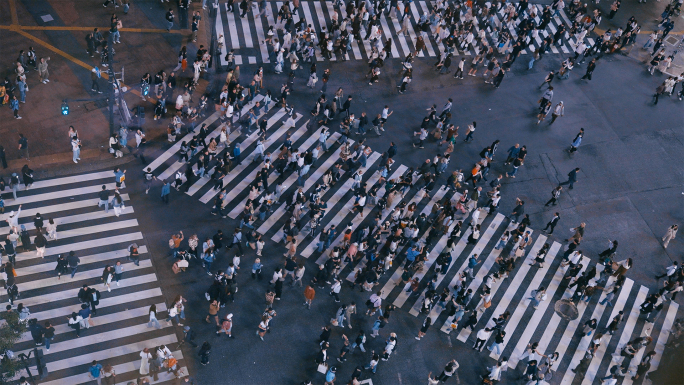 夜晚行人穿越城市街道
