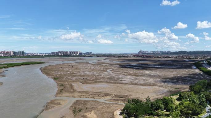 河流湿地城市风光航拍滩涂退潮后的海滩风光