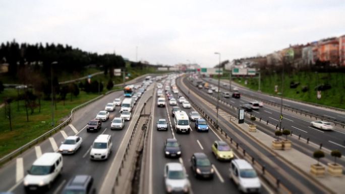 车辆车水马龙城市道路堵车汽车穿梭延时摄影