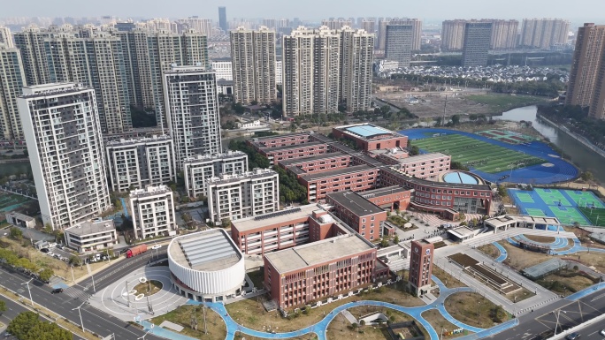 无锡市新吴区金城小学操场人流密集