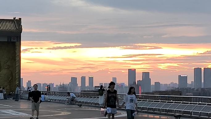 城市天台日落人群剪影