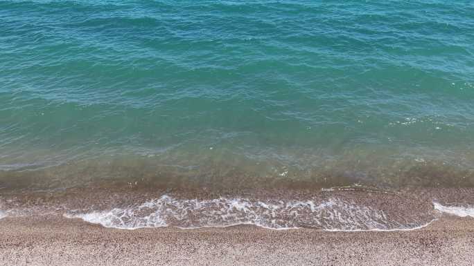 航拍青海省青海湖的水流