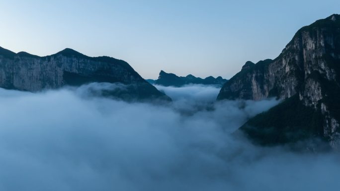 云雾缭绕的山峰美景