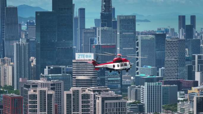 城市里飞行中的直升机低空经济