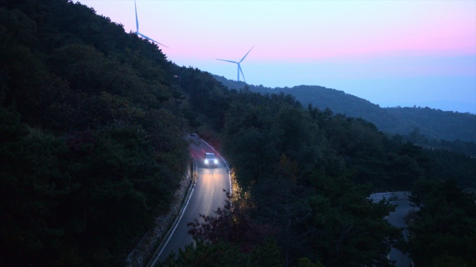 夜间山上汽车车灯山路大气行路前进