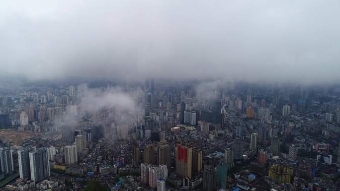 云雾笼罩下的城市景观贵州