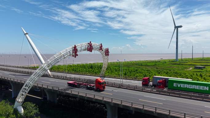 东海大桥 与时俱进 集装箱车行驶东海大桥