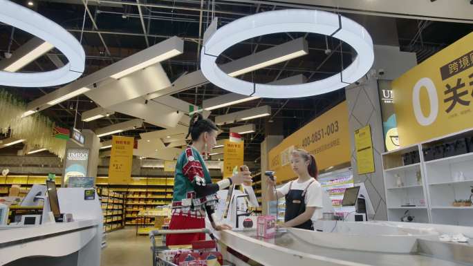 4k少数民族女孩在免税店购物结账