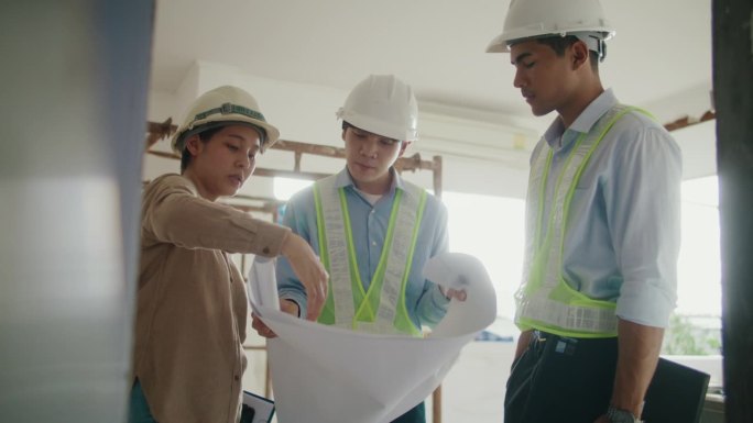 工程团队正在与建筑师讨论房屋设计和施工或家庭装修。