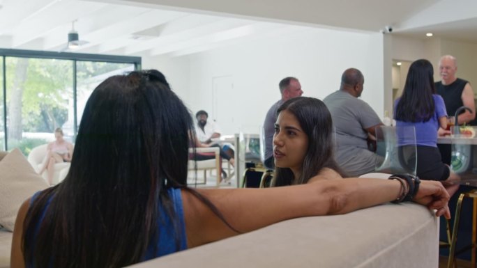 两位女性在戒毒中心进行心灵交流。