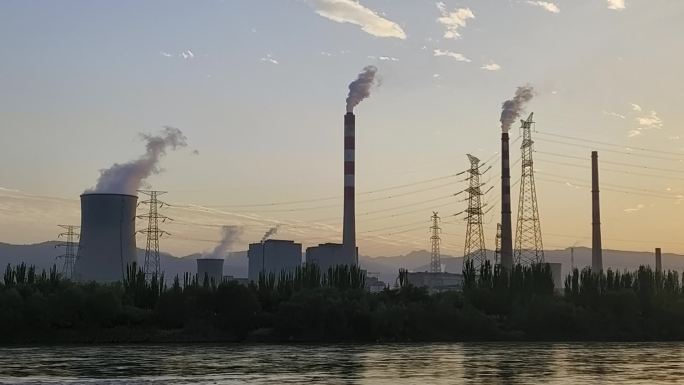 夕阳下的工业景观