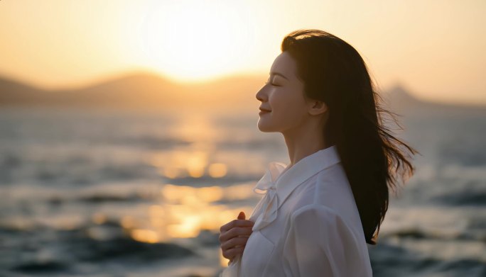 海边夕阳下的宁静少女