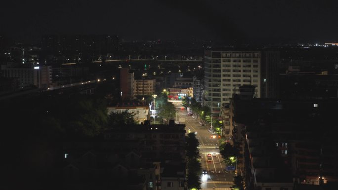 城市下雨夜景车流如织