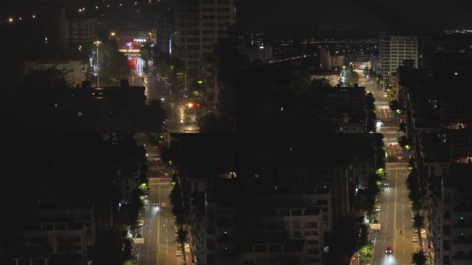 城市下雨夜景车流如织