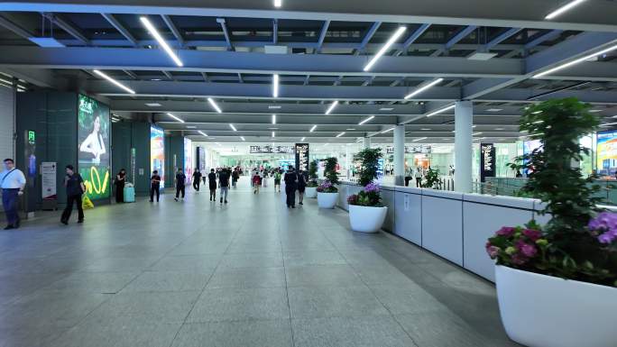 深圳宝安国际机场现代机场内部繁忙景象