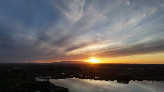 夕阳余晖映照下的宁静湖面