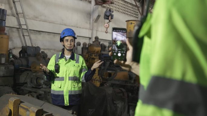 女性工程师在工业工厂内进行直播