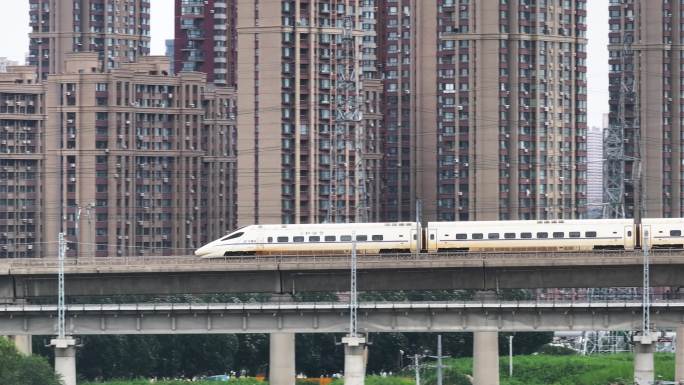 城市建筑群和高架桥上高铁铁路
