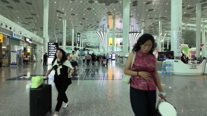深圳宝安国际机场现代机场内部繁忙景象