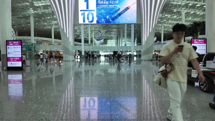 深圳宝安国际机场现代机场内部繁忙景象