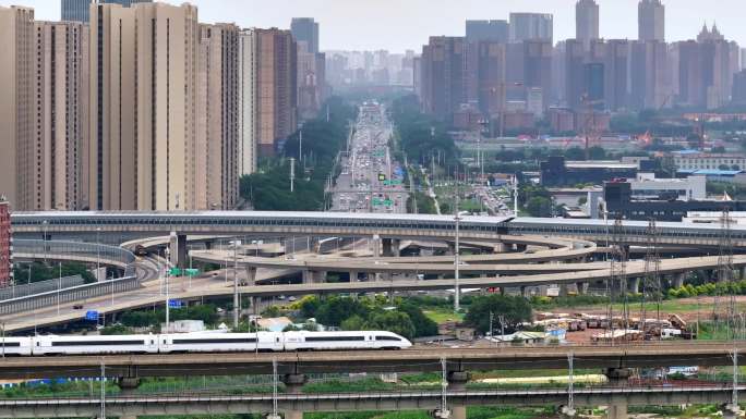 城市建筑群和高架桥上高铁铁路