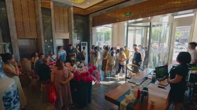 餐厅上客用餐高峰期婚礼现场